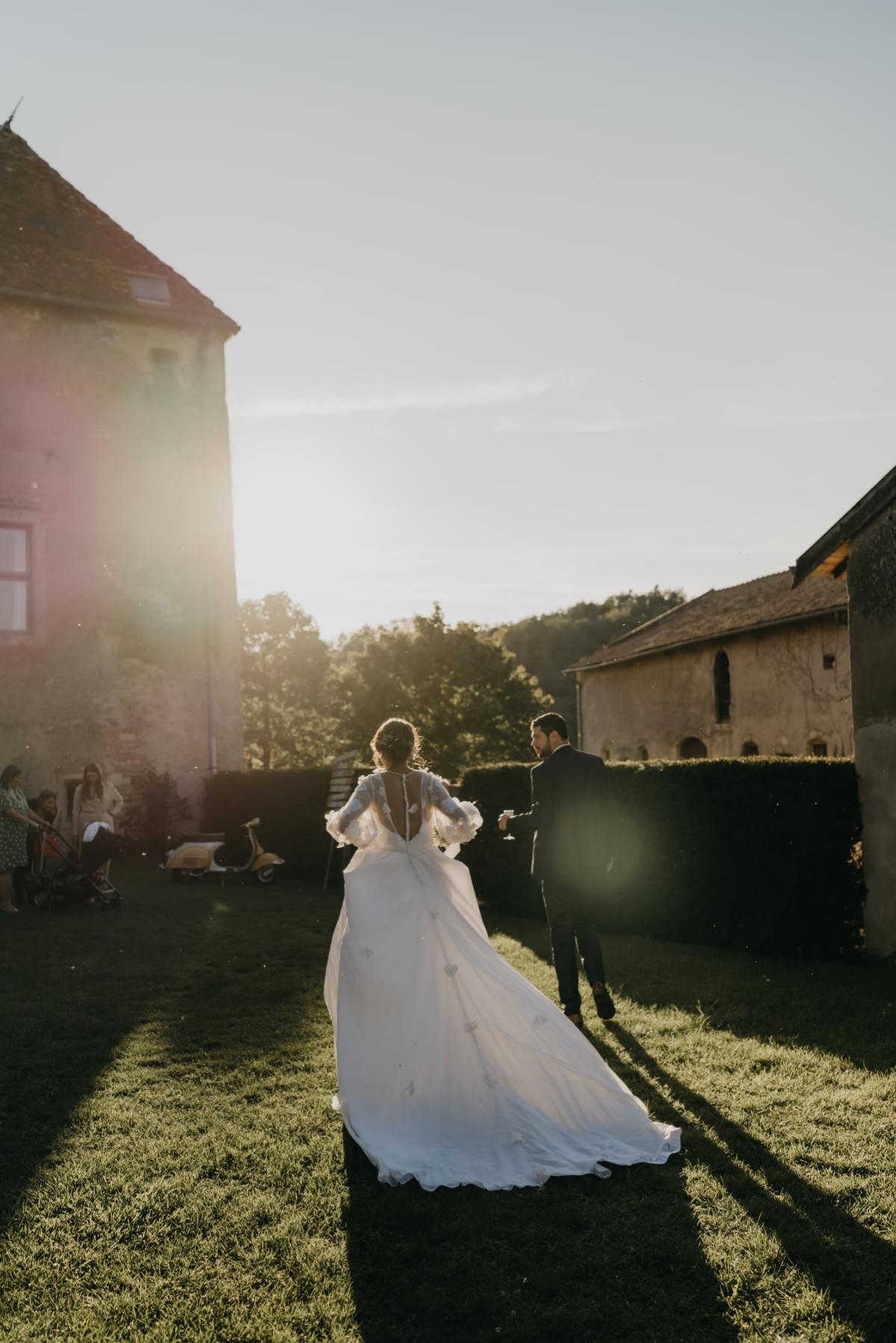 Arrivee des maries - mariage au chateau de jaulny - donjon chateau médiéval parc - Crédit photo : Margaux GATTI