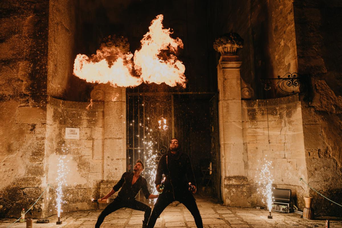 Cracheur de feu BMF devant donjon medieval - soiree animation mariage - Crédit photo : Margaux GATTI