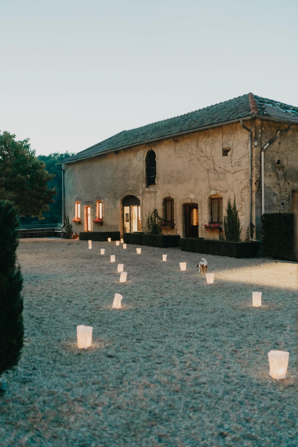 Chemin lumineux vers batiment de la poterne - chateau de jaulny - soiree - Crédit photo : Margaux GATTI