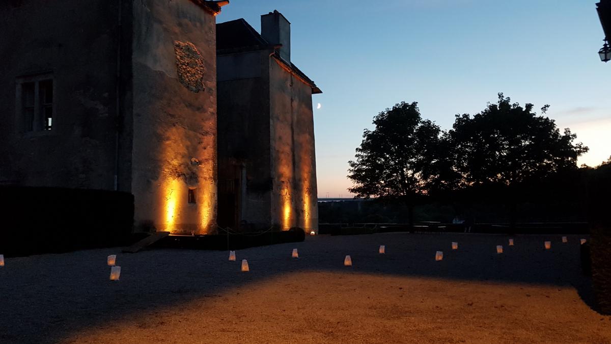 Donjon medieval - chateau de jaulny - nuit - mariage - Crédit photo : Aurore THIEBAUT