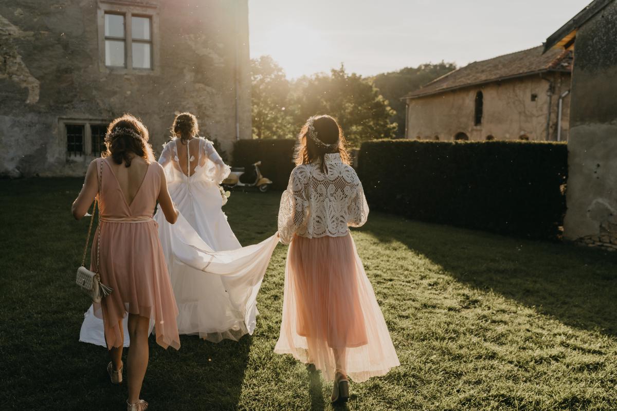 Arrivee de la mariee - demoiselle dhonneur mariage au chateau de jaulny - donjon chateau médiéval parc - Crédit photo : Margaux GATTI