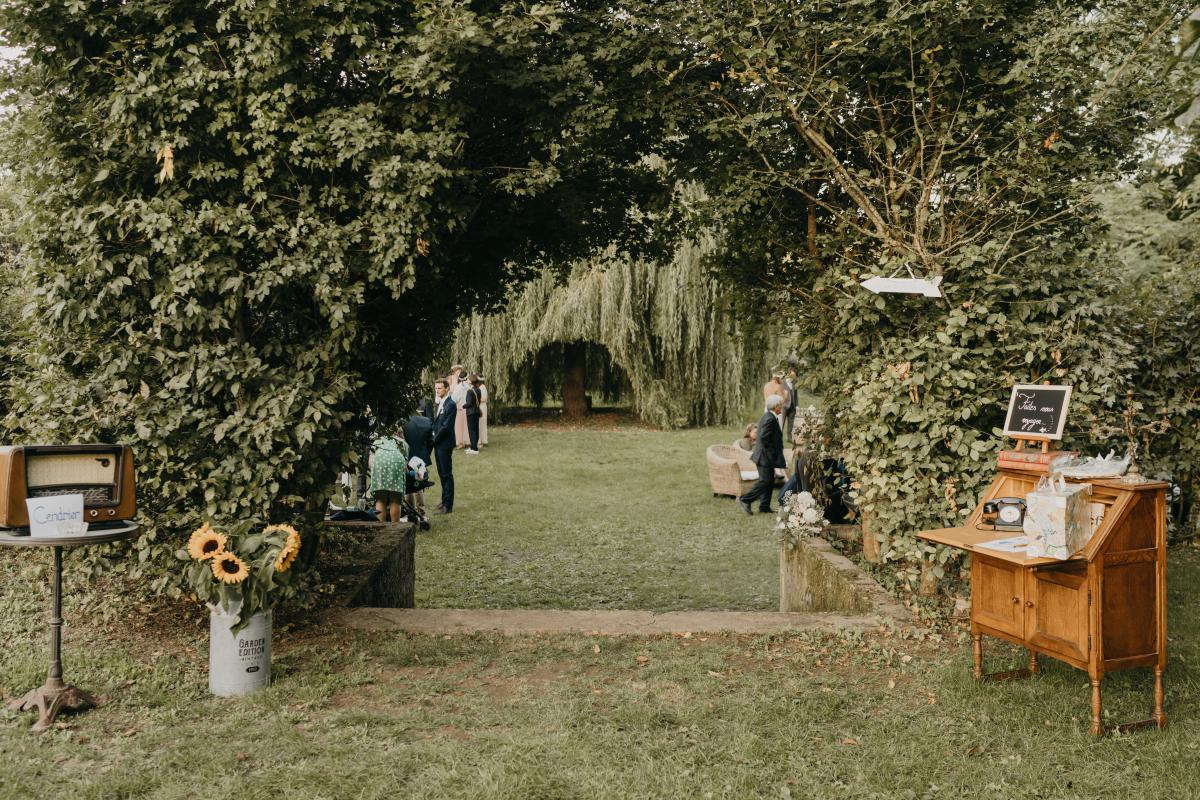 cabinet vert tonneau lanterne saule pleureur cocktail - mariage - Crédit photo : Margaux GATTI