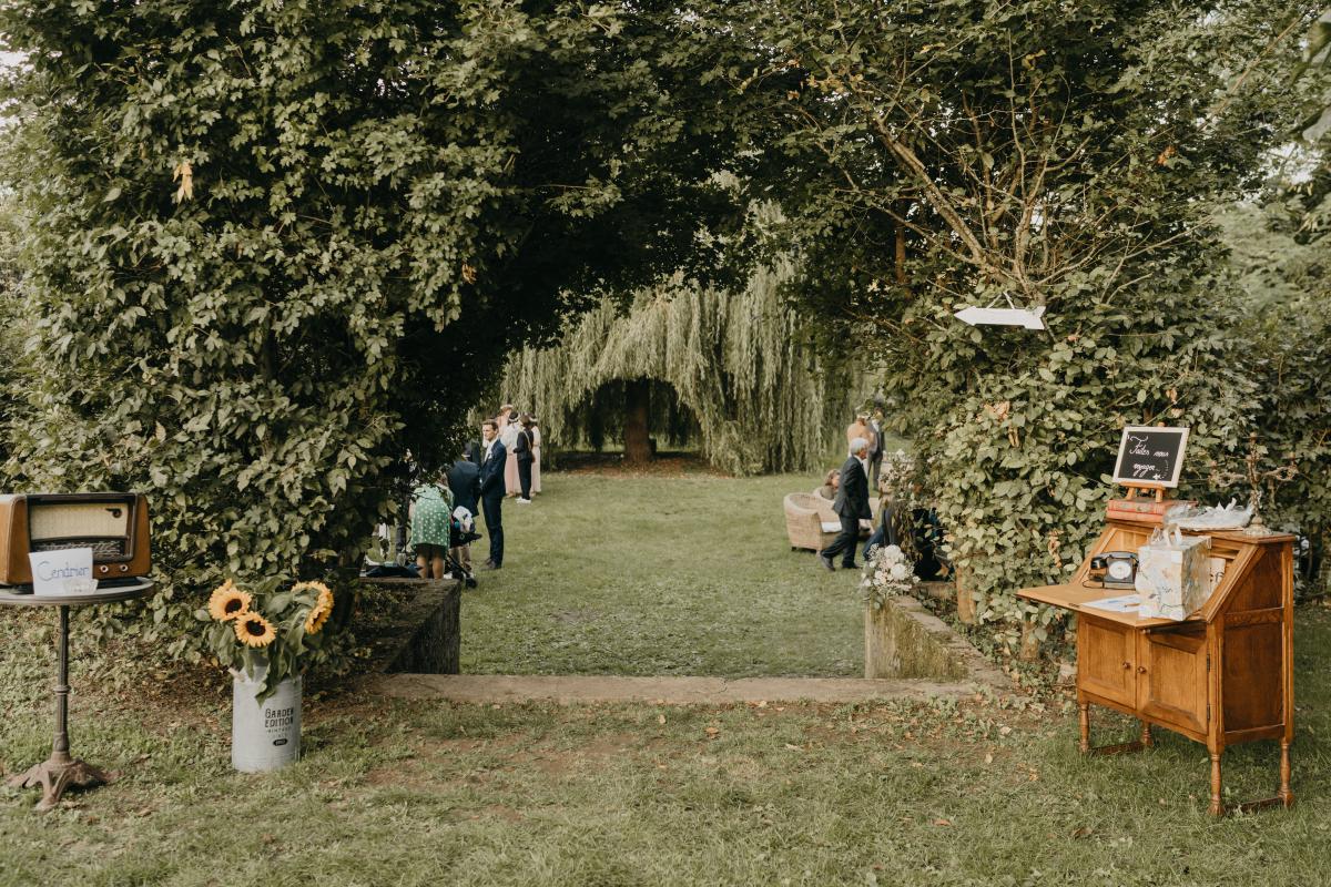 cabinet vert tonneau lanterne saule pleureur cocktail - mariage - Crédit photo : Margaux GATTI